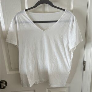 Source Unknown Women’s Magazine White V-Neck Short Sleeve Tee Size XL, NWOT